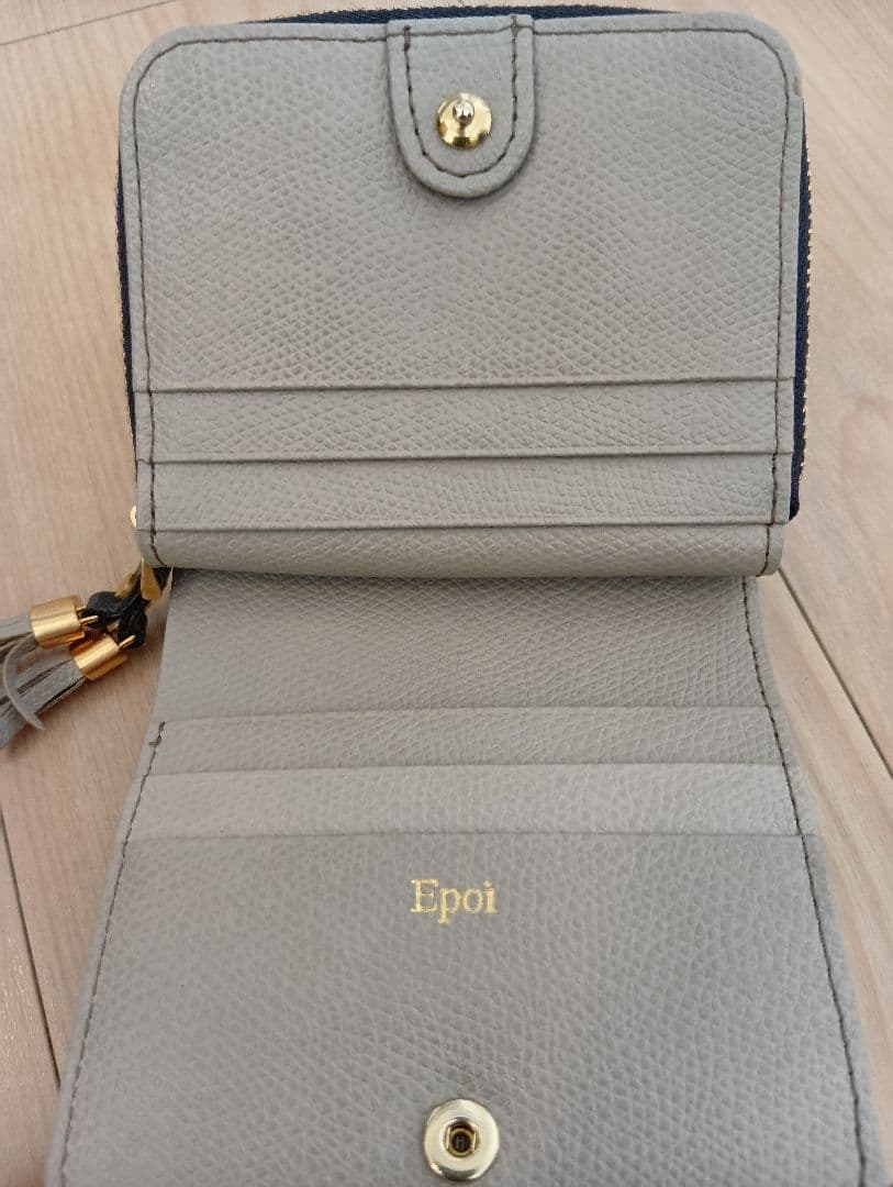 Epoi エポイ　ラウンドファスナー　二つ折り財布　ライトグレー