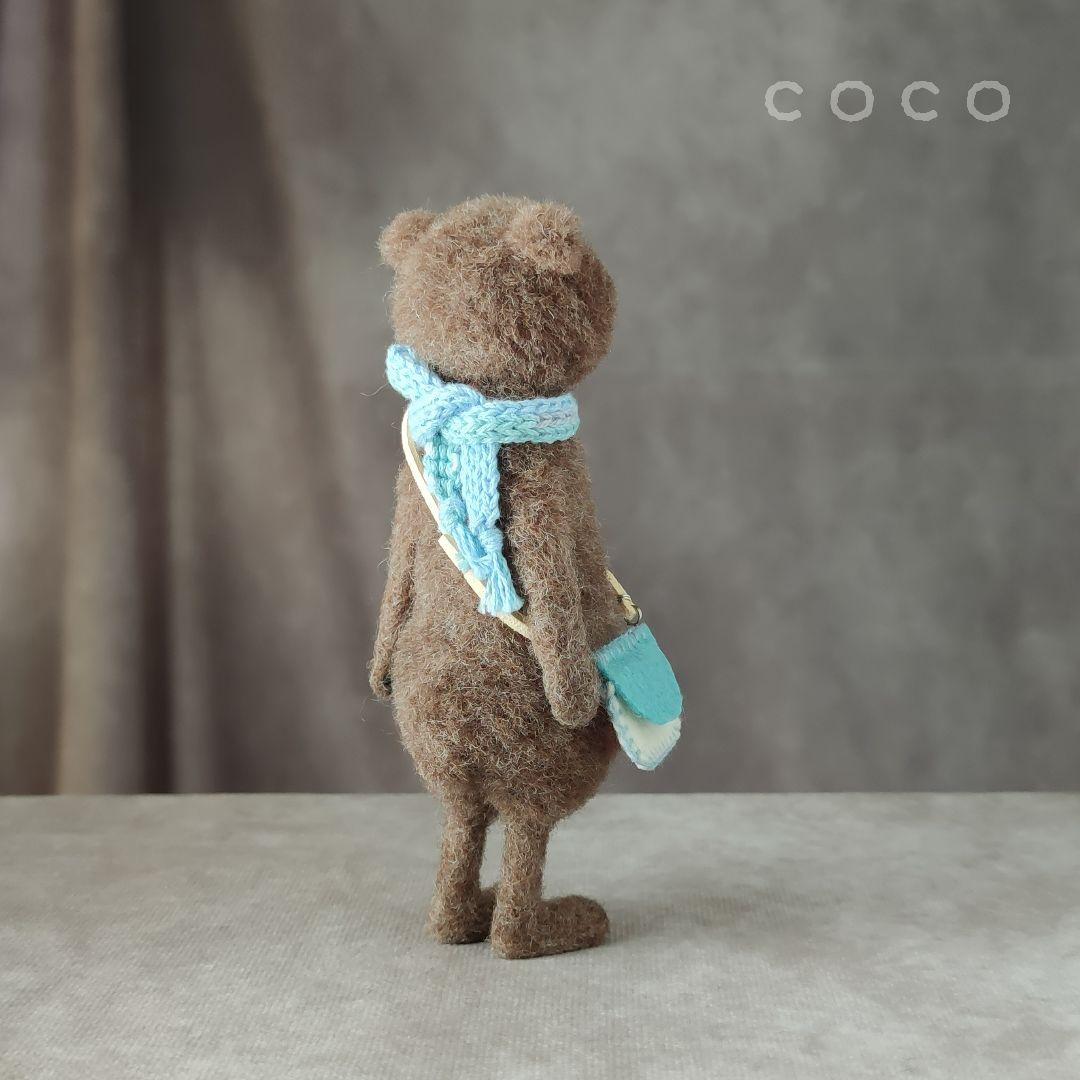 ポシェットを下げた子供なヒグマさん