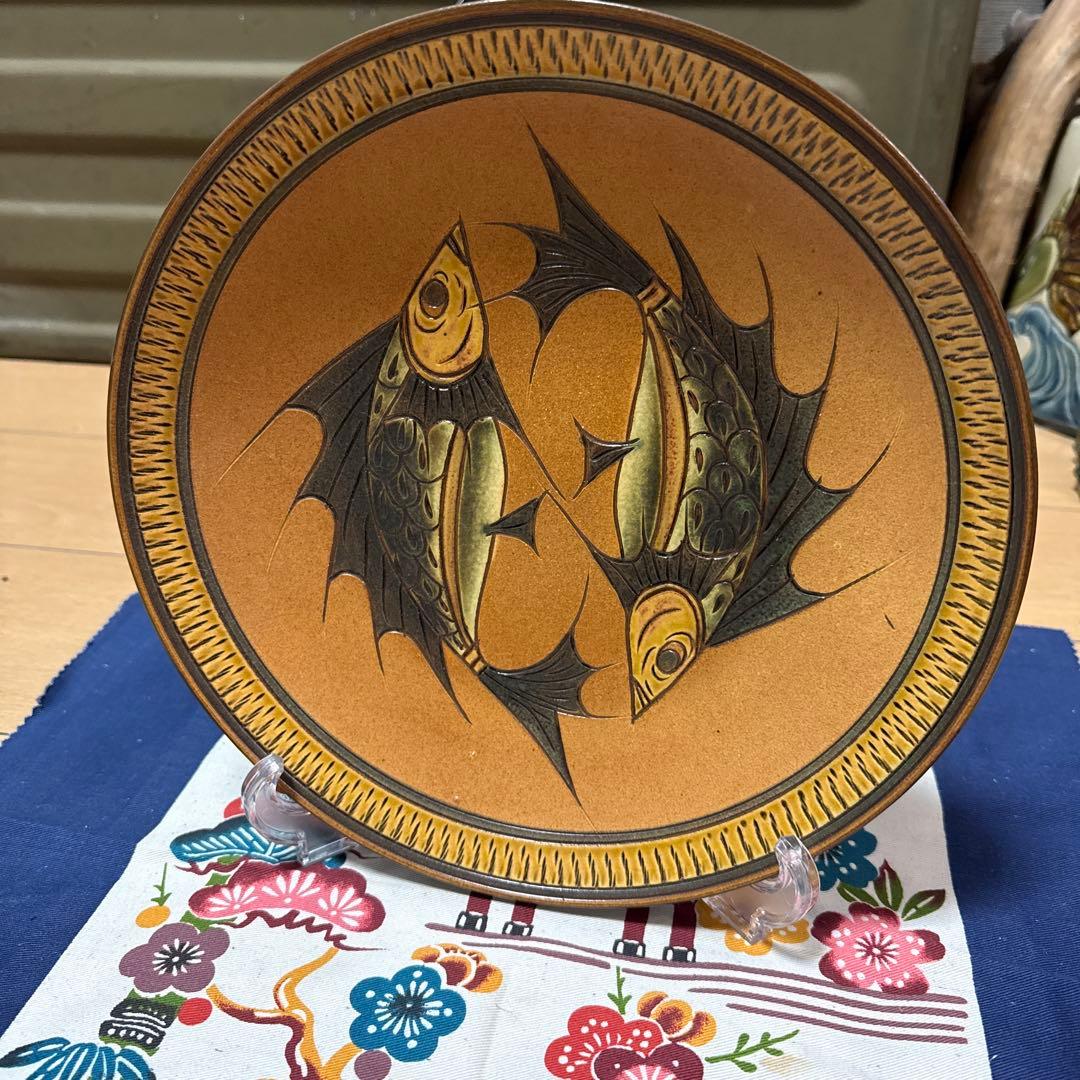 魚文の大皿　やちむん