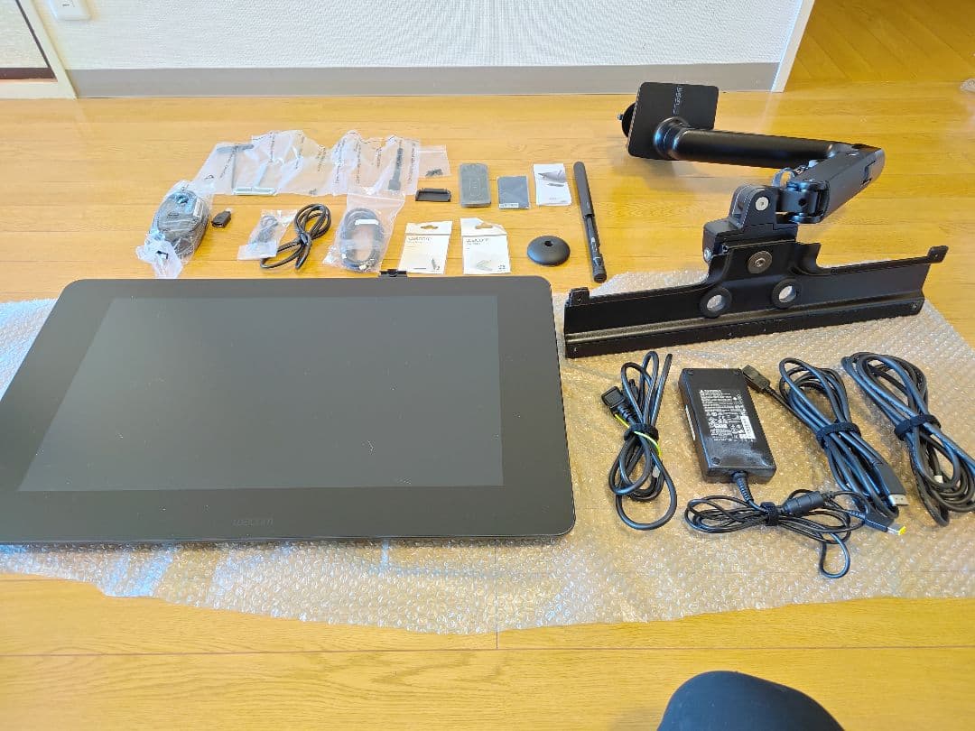 Wacom Cintiq Pro 24 DTH-2420 Flex Arm付き