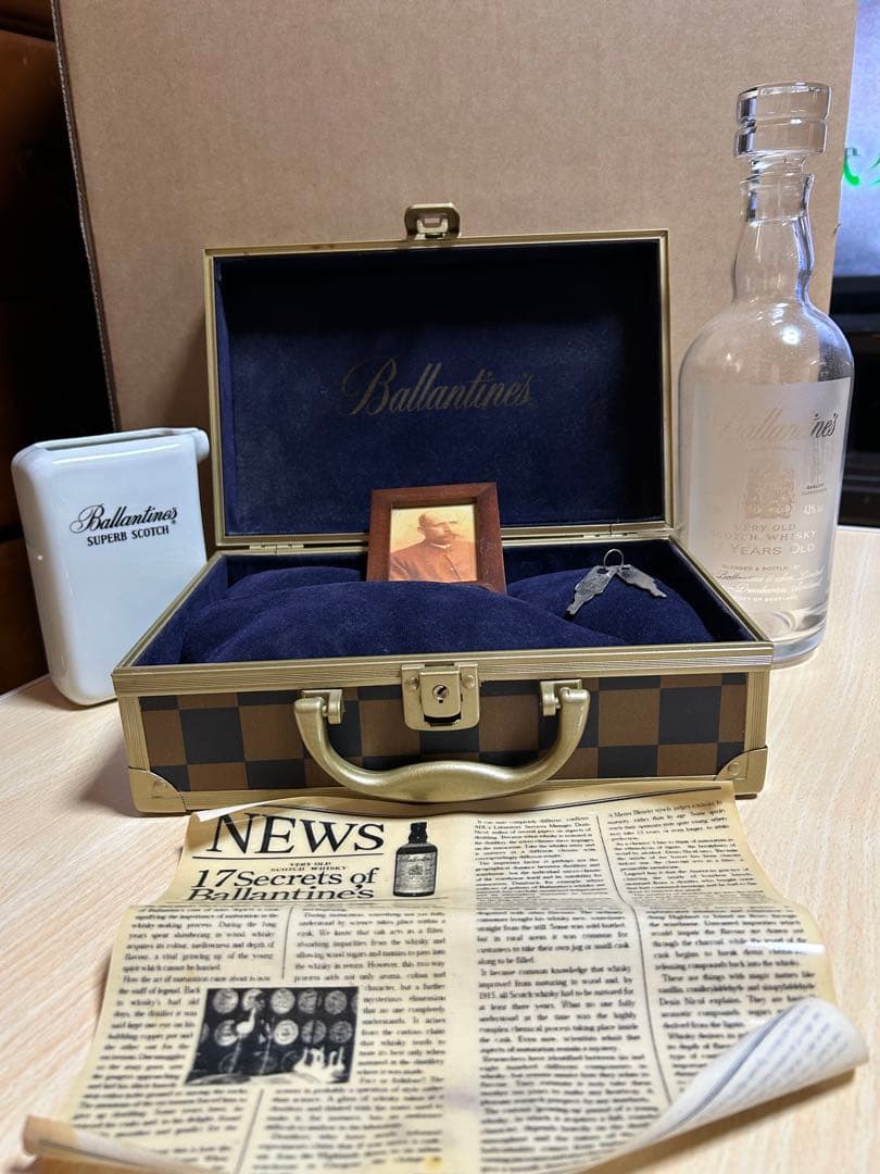 Ballantines アタッシュケース、化粧瓶、水差し、フォト ニュース