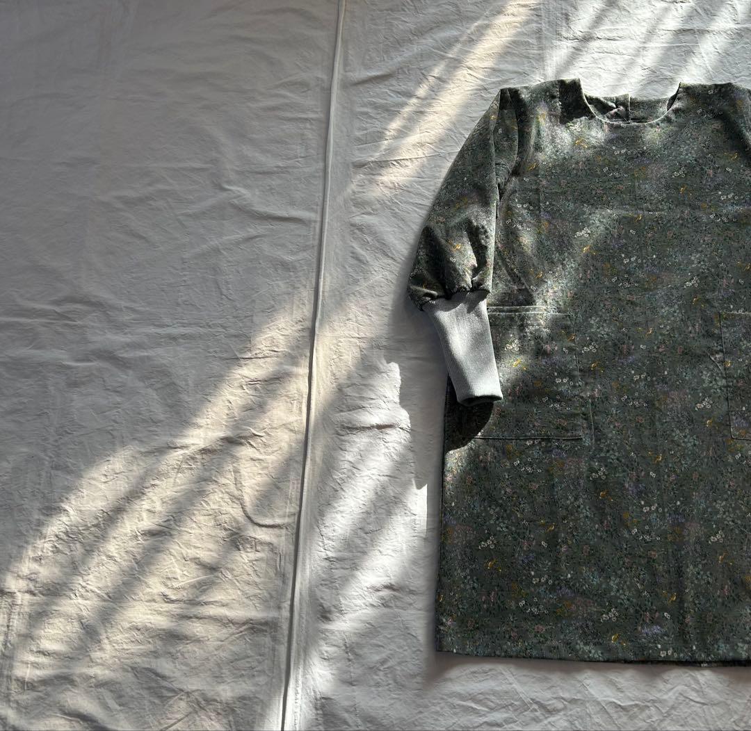 【ピロページ】細畝小花柄コットンコーデュロイ＊リブ袖口割烹着ワンピース