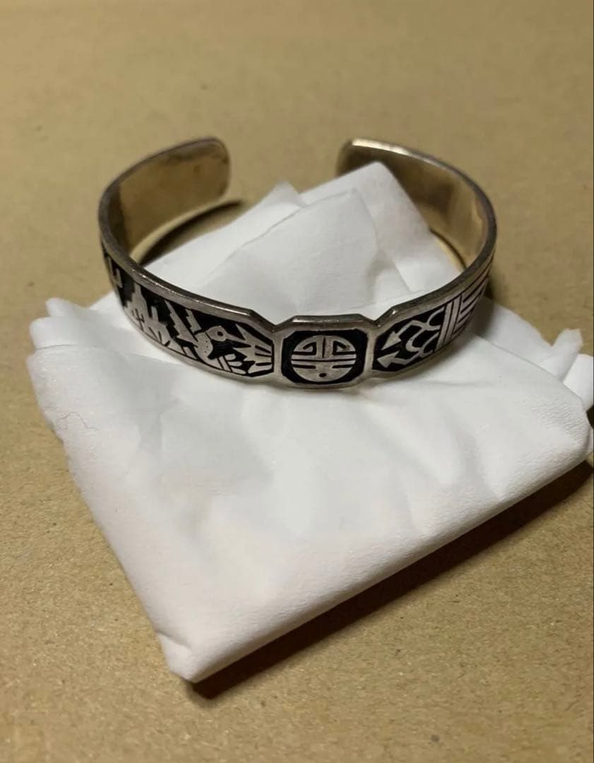 インディアンジュエリー　ポピ族Clifton Mowaさんのバングル