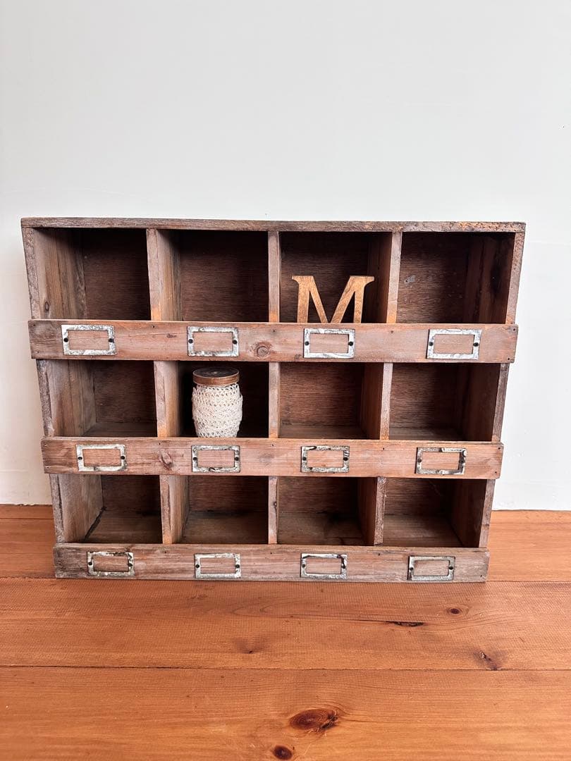 アンティーク風　ウォールラック　ディスプレイ棚　シャビーシック家具　アンティーク