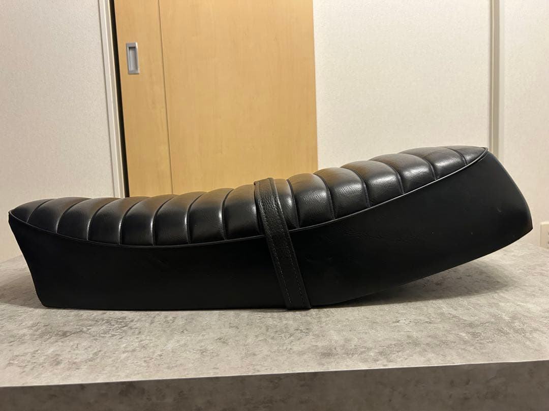 Yamaha SR 400バイク シート 黒 ストライプデザイン