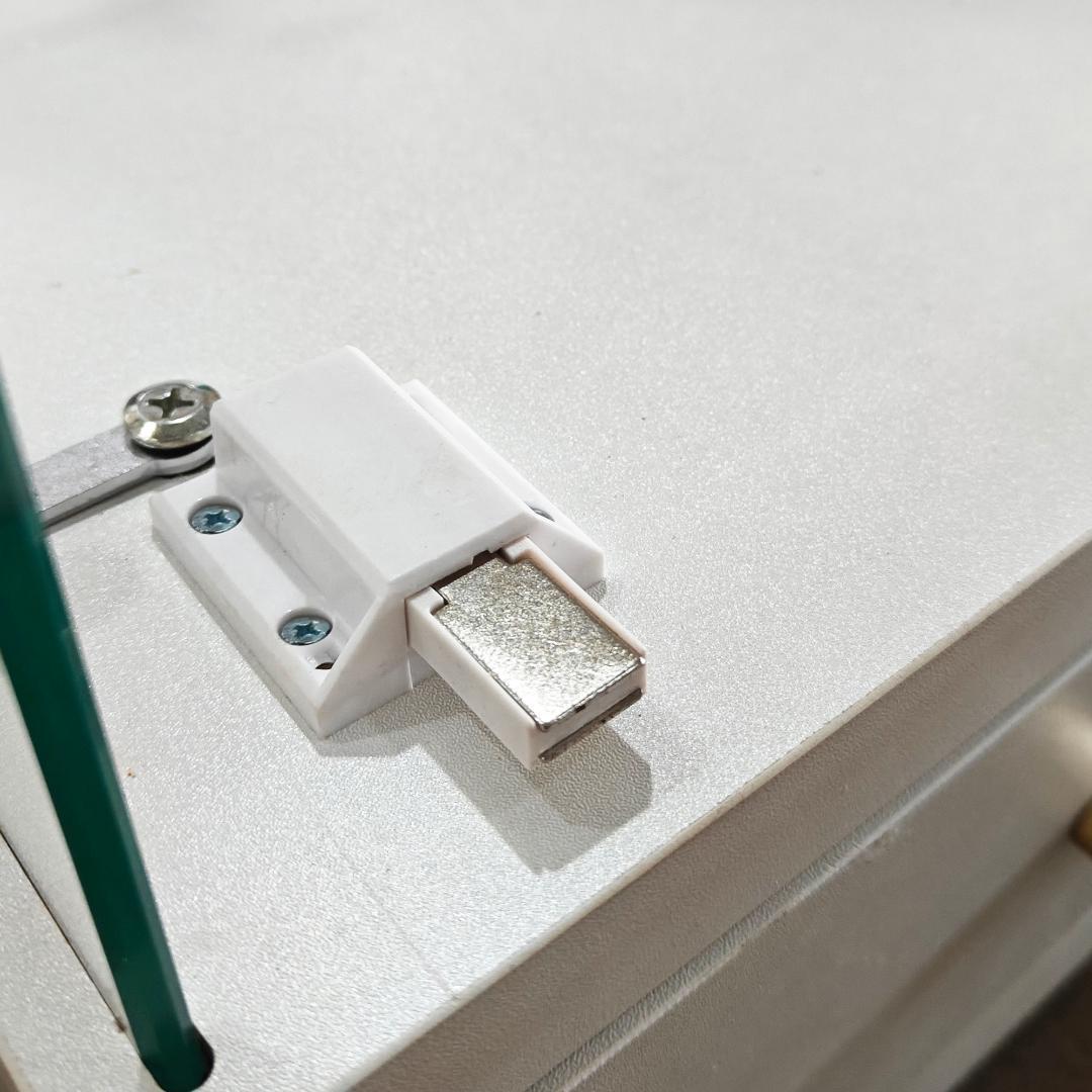 LED照明＆引き出し付 ガラスディスプレイキャビネット 鍵付き強化ガラス収納