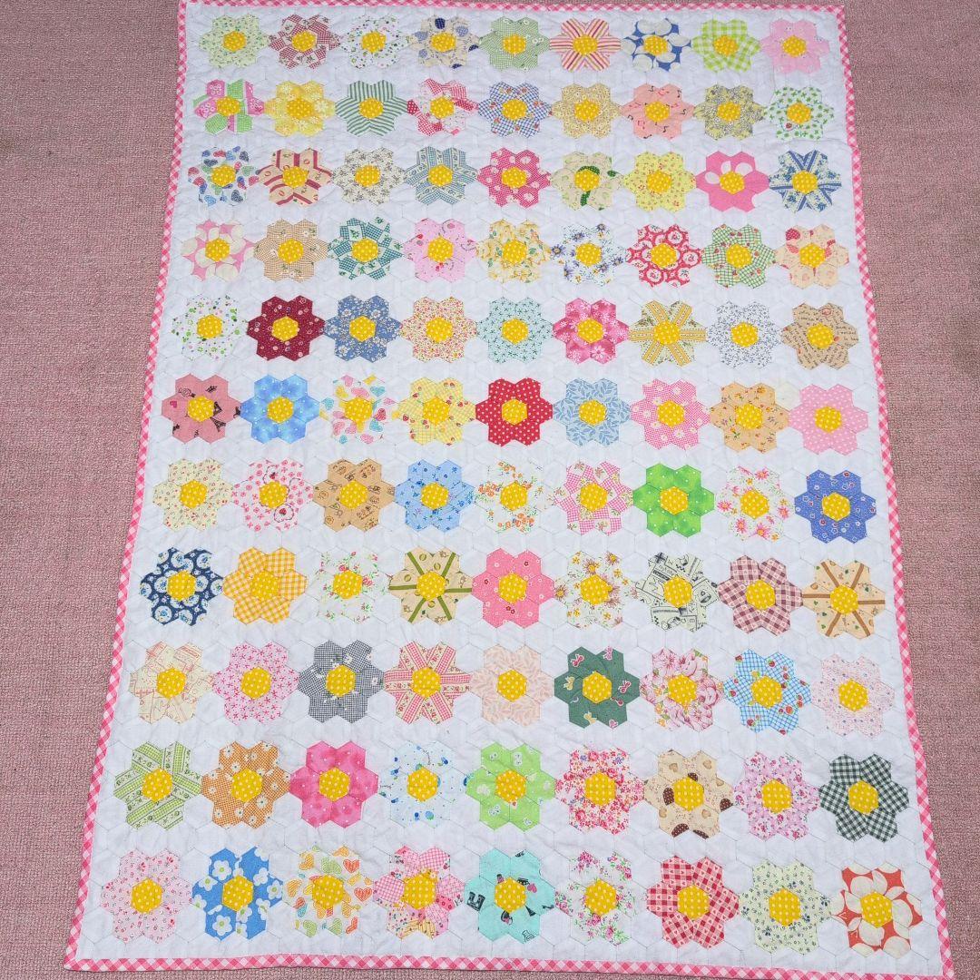 パッチワークキルト　お花のタペストリー　難あり