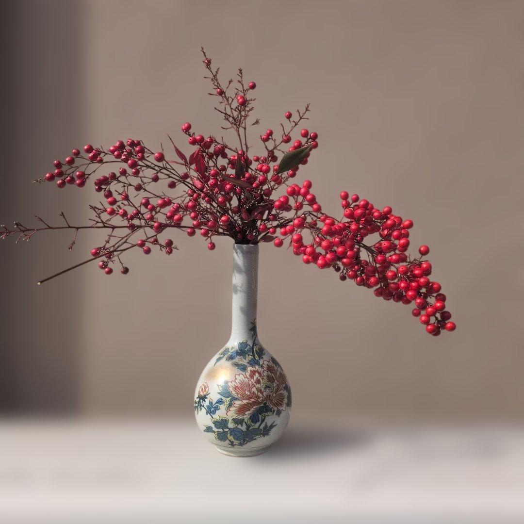九谷焼　花柄陶器花瓶と南天の実