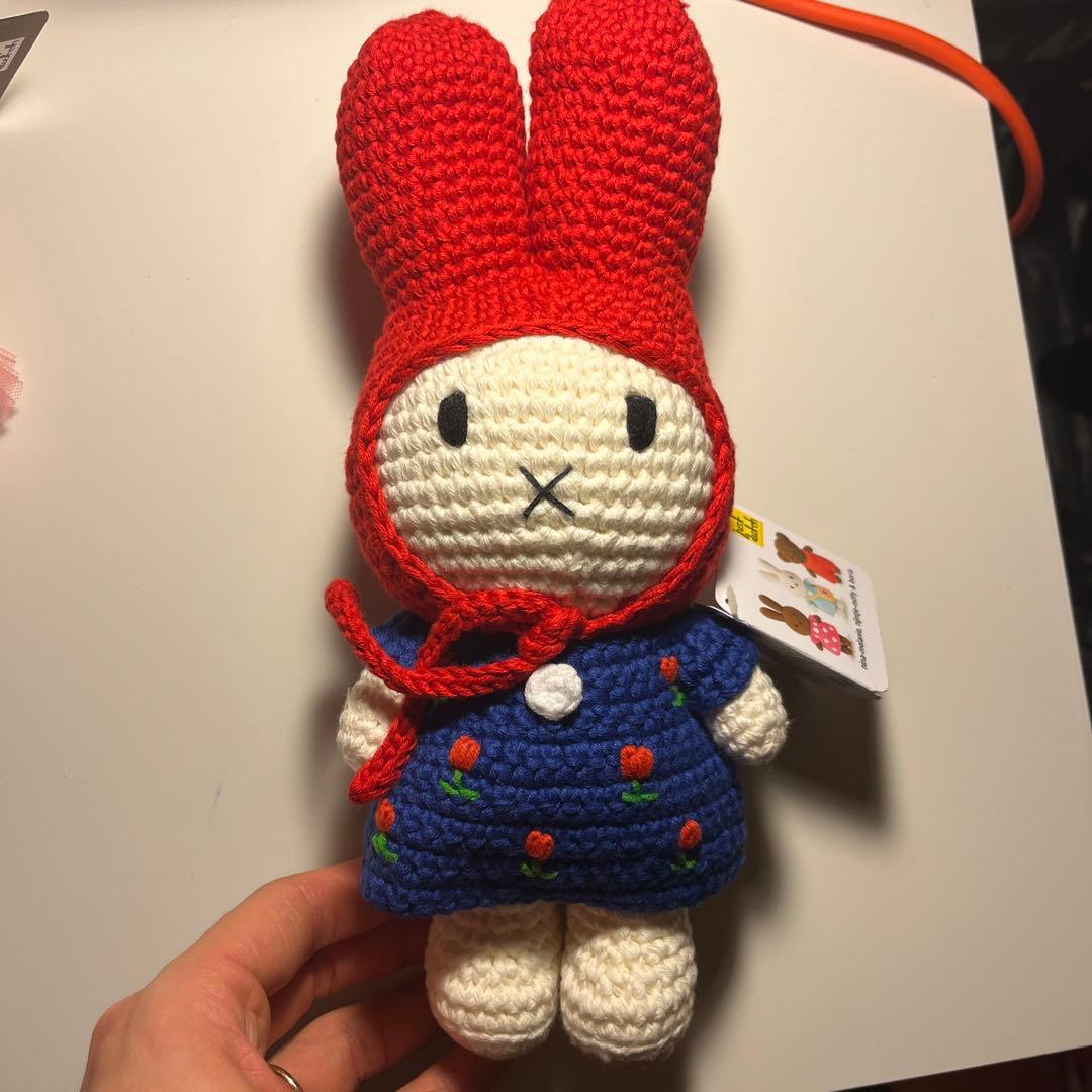 あみぐるみ nijntje blauwe tulpenjurk + rode muts