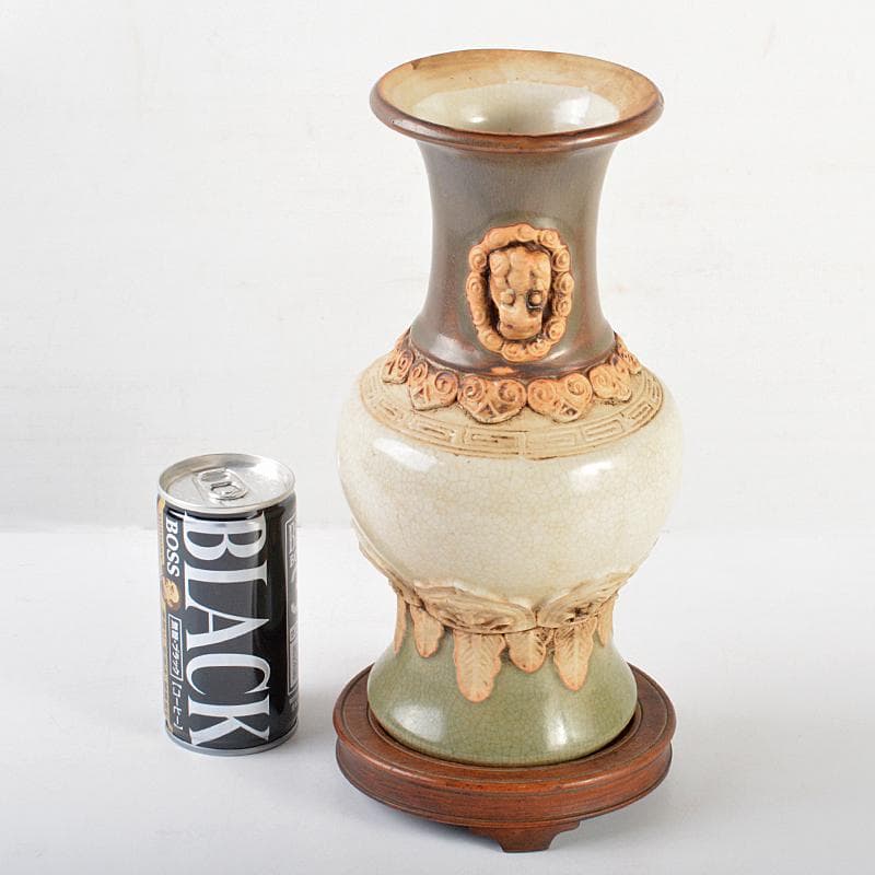 中国　耀州窯青磁　貼神獣面文瓶　唐木台付　在銘　M　R5981