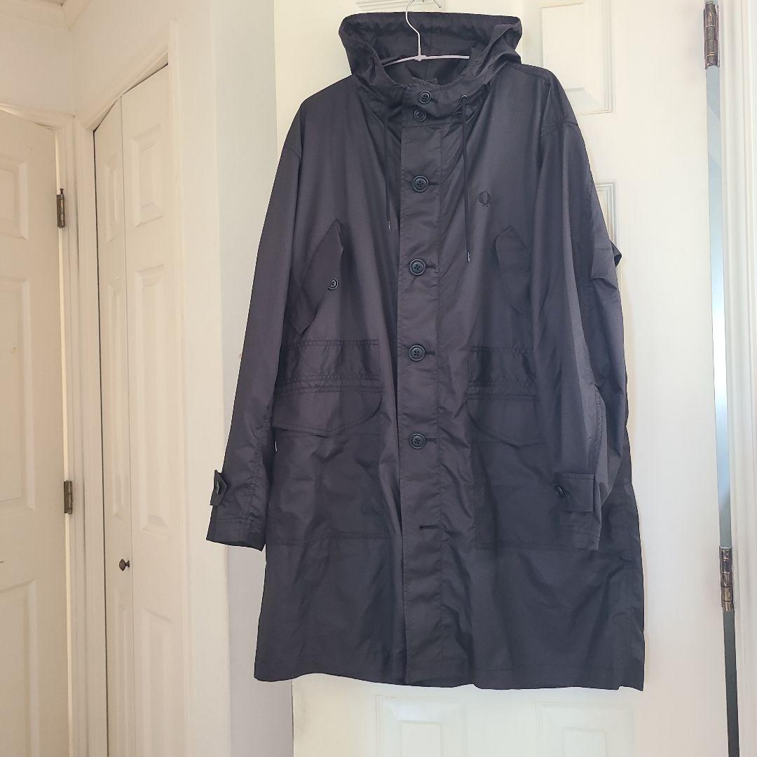 フレッドペリーのレインコートです。