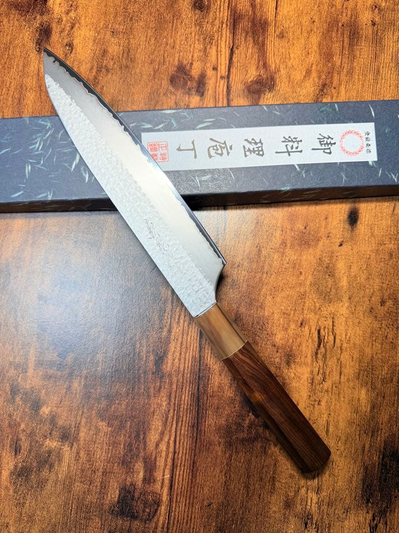 義弘作　牛刀　包丁　VG5 鎚目 7寸　山脇刃物製作所　紫檀白水牛八角柄