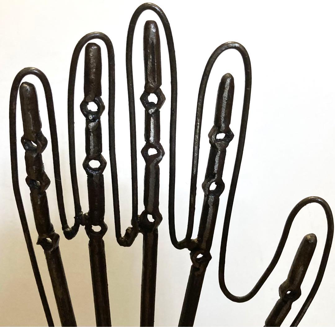 【彫刻】右手　金属製置物　木製台座　オブジェ　美術工芸品　モダンアート 手型