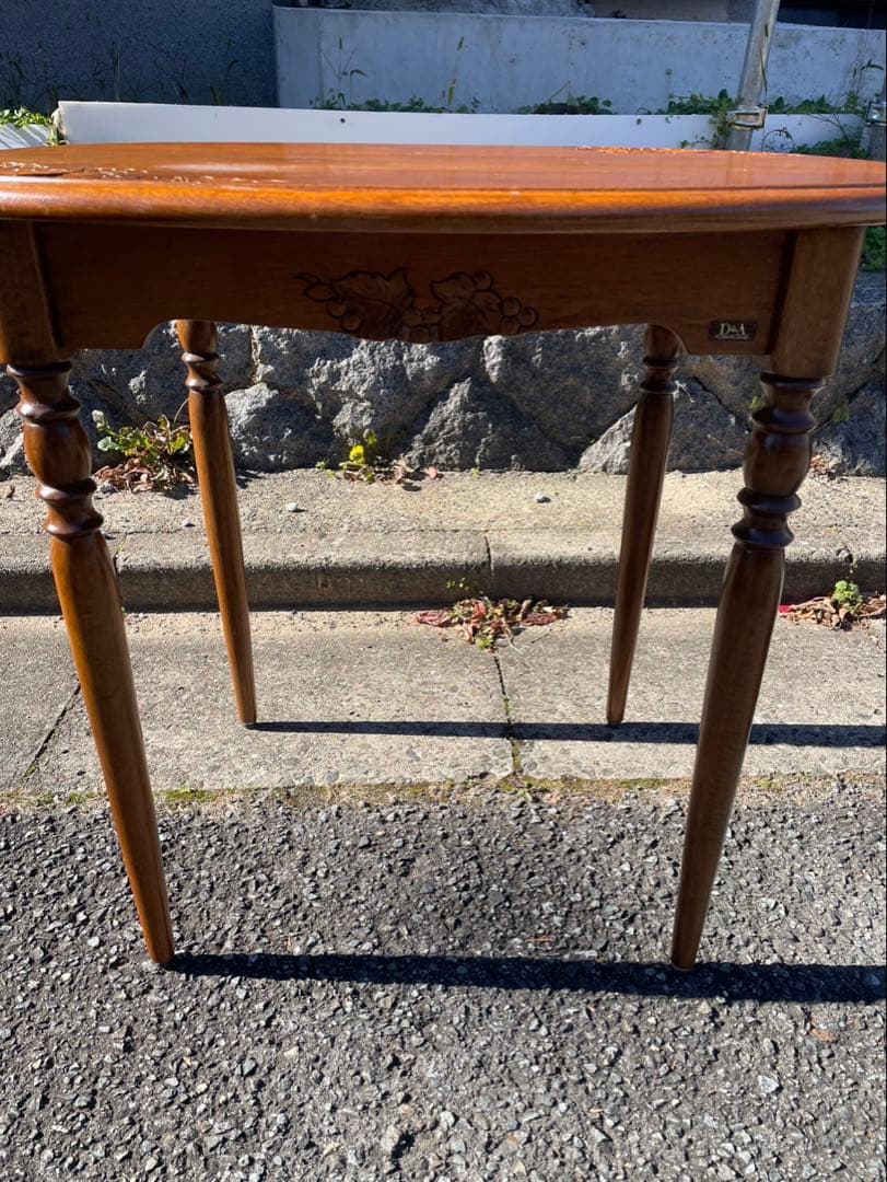 楕円形木製テーブル 彫刻入り　テーブル