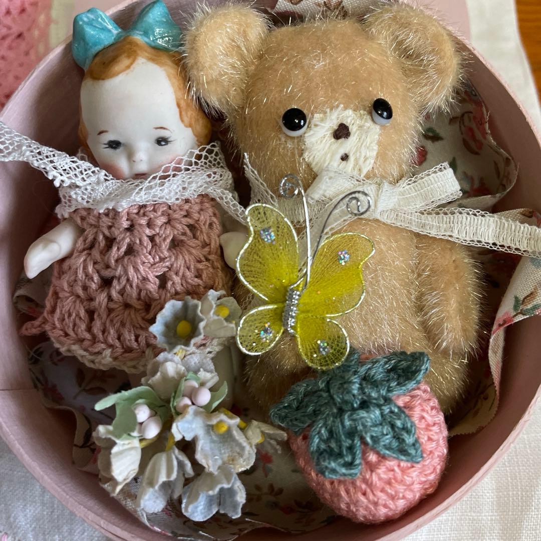 ビスクドールとテディベアのセット　ピンクの箱入り