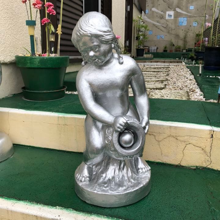 壺を抱く少女 陶器銅像 22Kg 65cm。今村三郎作品。15万円池、温泉口に。