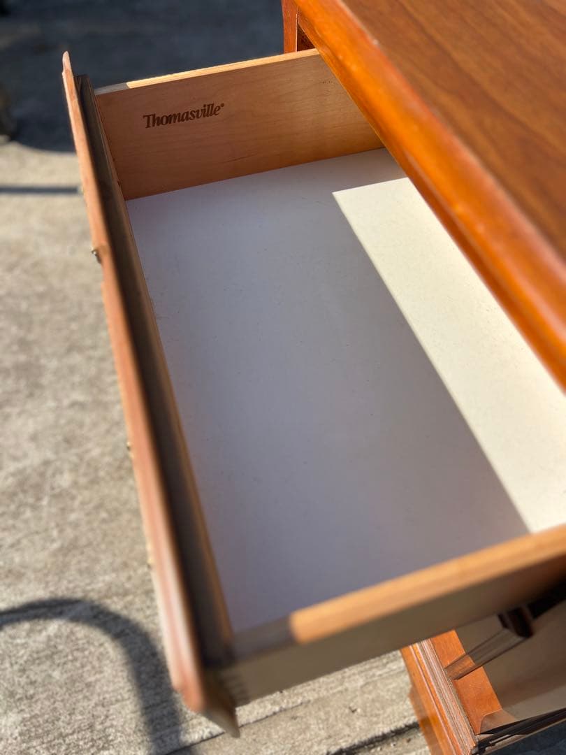 トーマスビル　ナイトテーブル　①