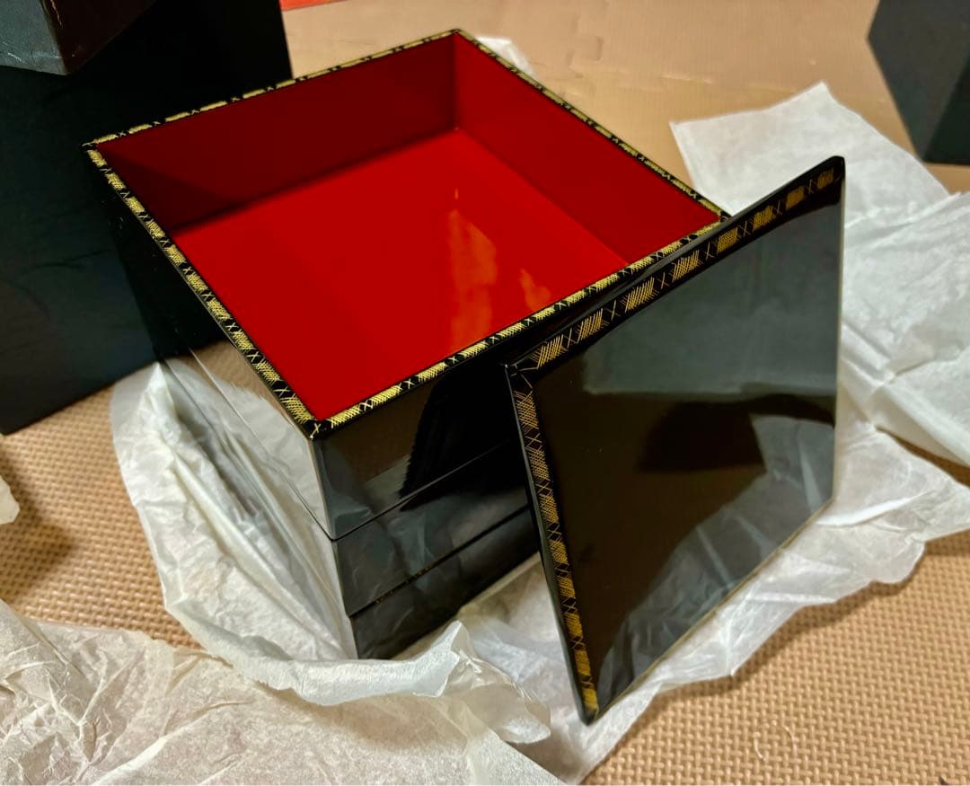 黒い漆の重箱　（未使用品）