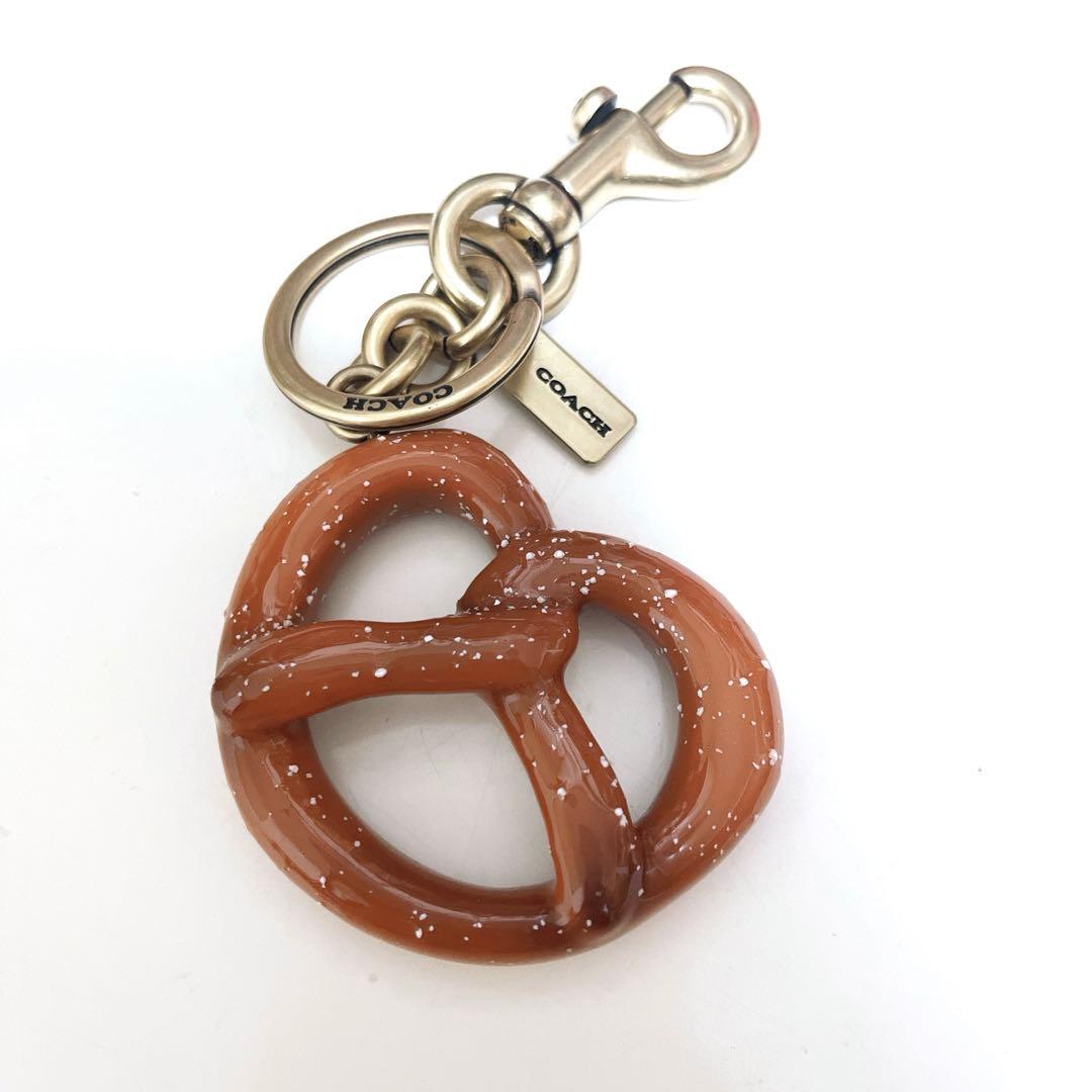 COACH プレッツェルバッグチャーム