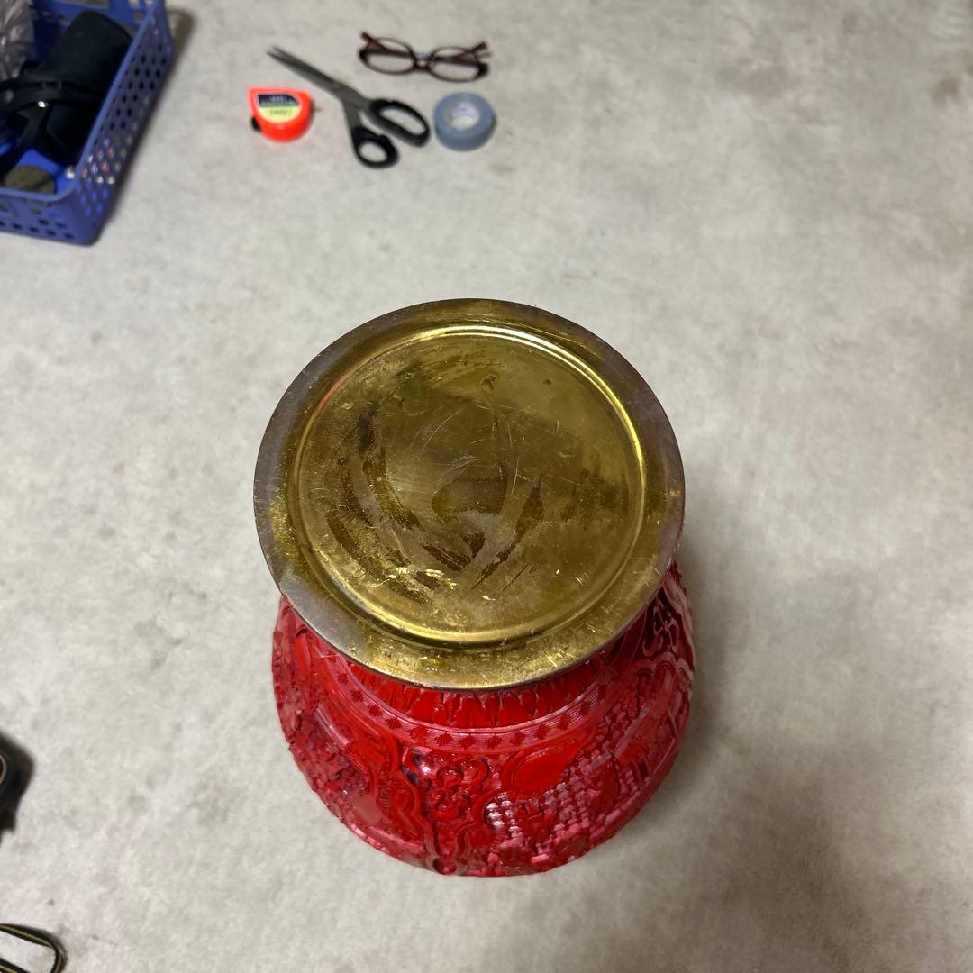 赤い陶器の花瓶