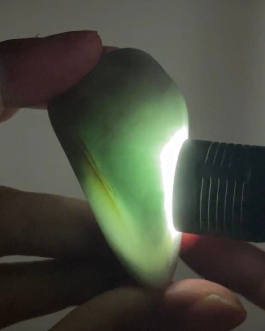 糸魚川翡翠 ヒスイ 69g 薄い緑×黒×白