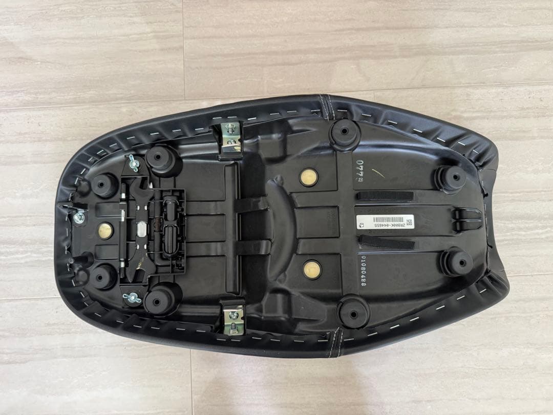 2025年z900rs se純正シート