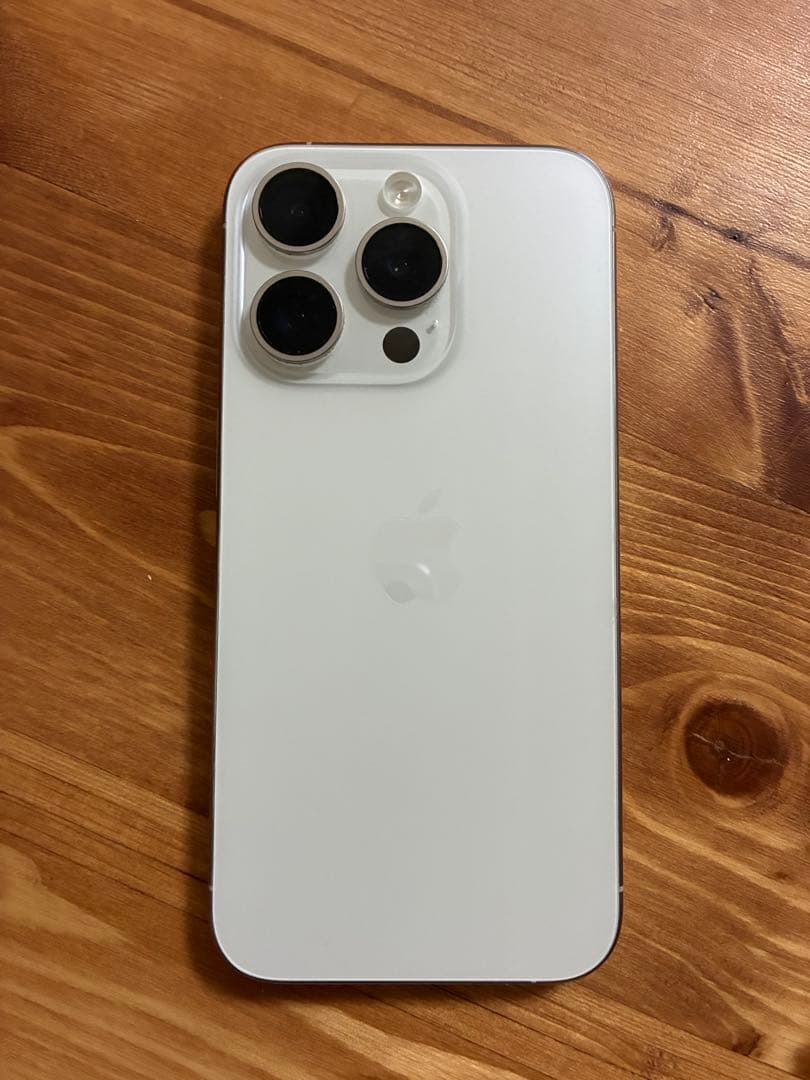 Apple iPhone 15 Pro ホワイトチタニウム　本体