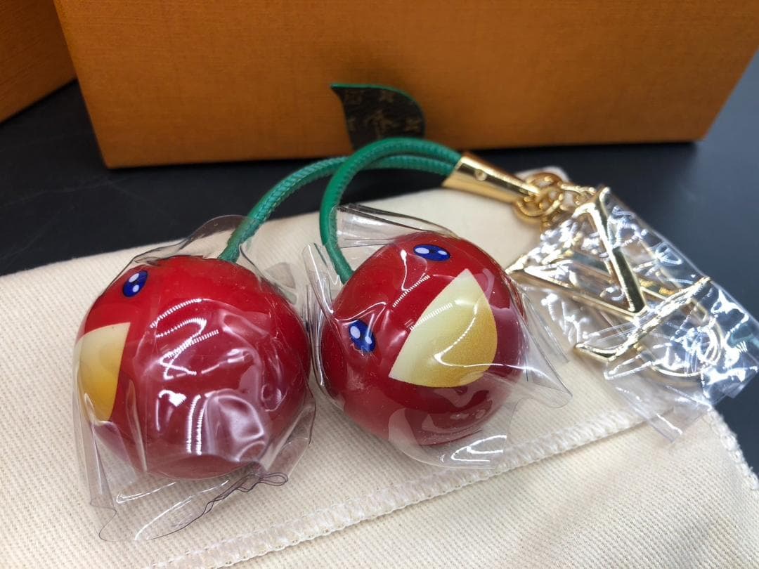 未使用 ルイヴィトン 村上隆 バッグチャーム チェリー M02476