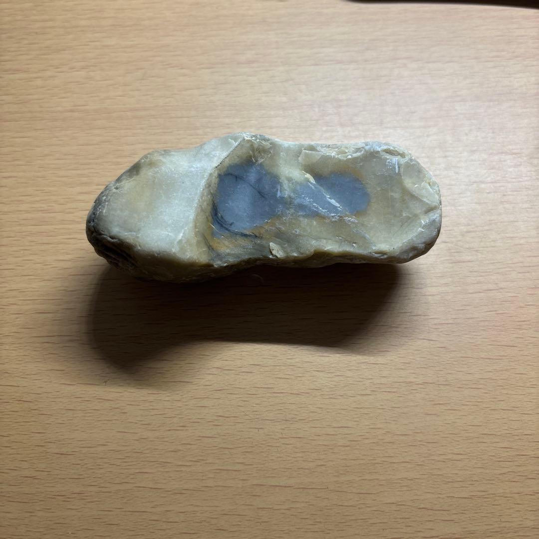 クリーム色と灰色の靴みたいな石