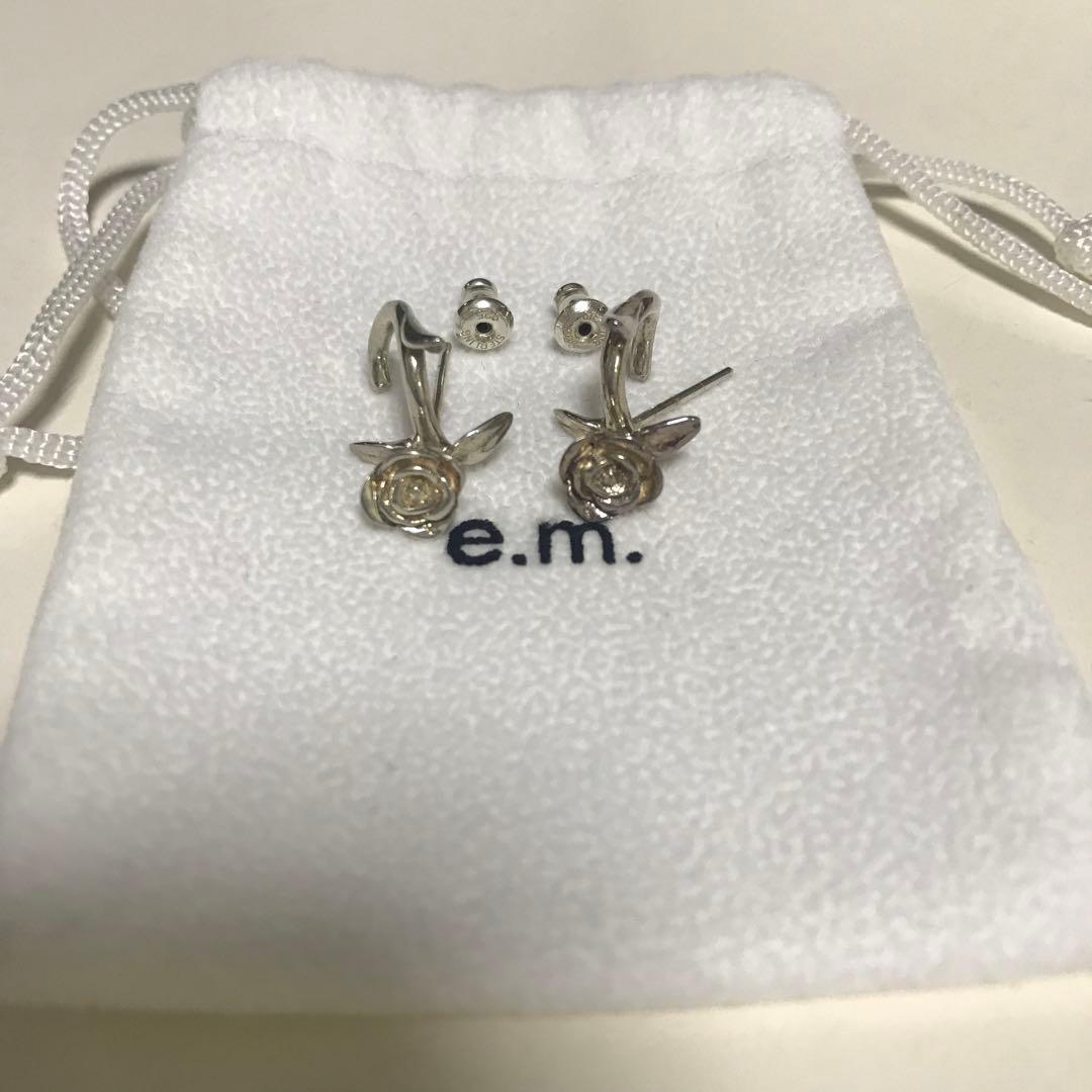 【e.m.】ピアス　両耳　揺れる薔薇モチーフ　ローズ